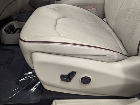 Used 2020 Chrysler Pacifica Limited image 11