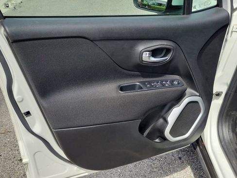 Used 2019 Jeep Renegade Latitude w/ Popular Equipment Group image 17