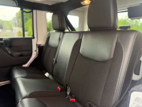 Used 2017 Jeep Wrangler Unlimited Sahara AWD/4WD image 30