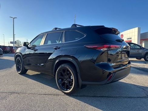 Used 2024 Toyota Highlander LE image 4