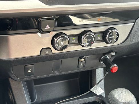 Used 2016 Toyota Tacoma SR5 w/ SR5 Appearance Package (SN) image 11