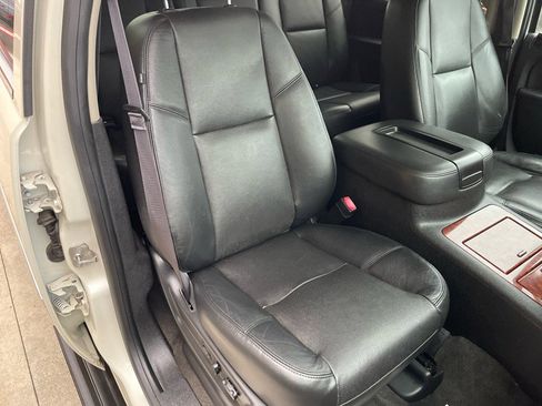 Used 2013 Chevrolet Avalanche LTZ image 40