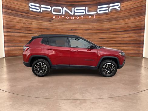 Used 2025 Jeep Compass Trailhawk image 8