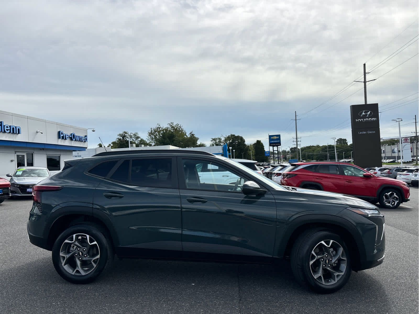 Used 2025 Chevrolet Trax LT FWD image 3