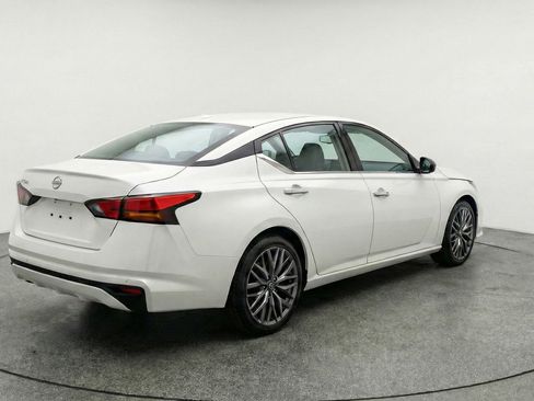 Used 2025 Nissan Altima 2.5 SV FWD image 9