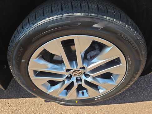 Used 2023 Toyota RAV4 XLE Premium image 9