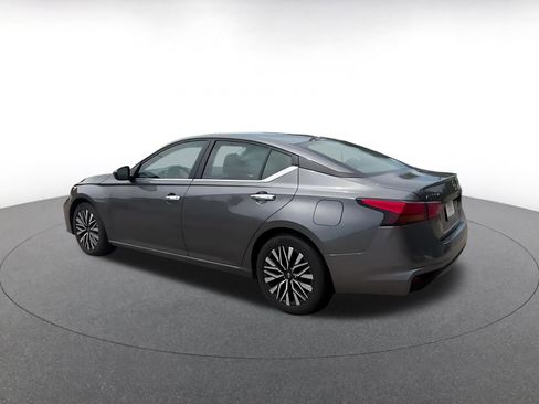 Used 2025 Nissan Altima 2.5 SV FWD image 10