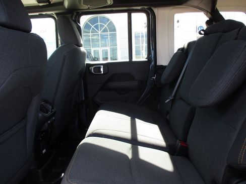 Used 2025 Jeep Wrangler Unlimited Sahara AWD/4WD image 15