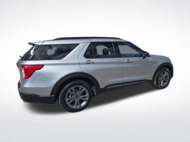 Used 2023 Ford Explorer XLT w/ Equipment Group 202A RWD image 3