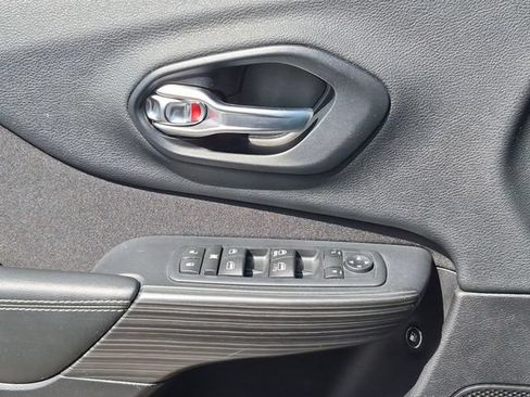 Used 2015 Jeep Cherokee Latitude FWD image 24