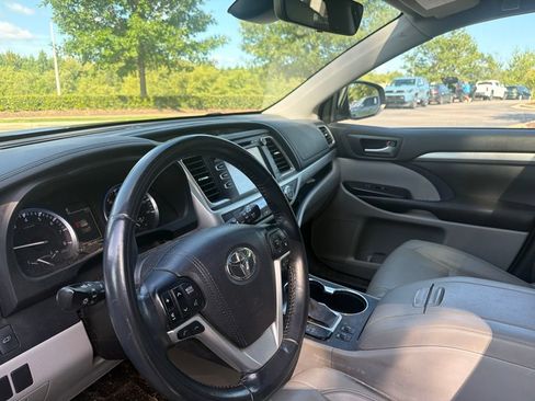 Used 2017 Toyota Highlander XLE FWD image 8