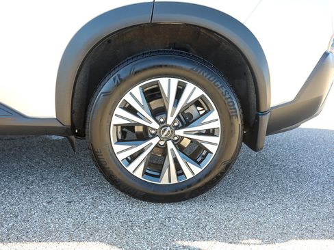 Used 2023 Nissan Rogue SV image 3