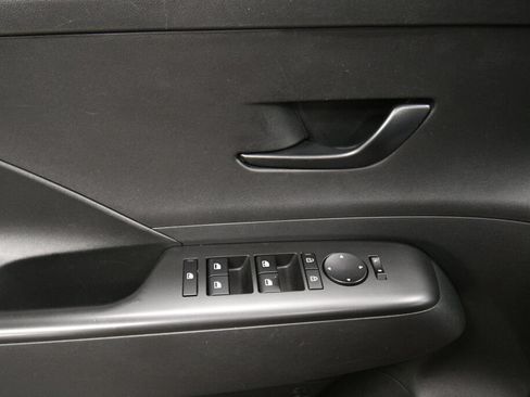 Used 2025 Hyundai Kona SEL FWD image 12