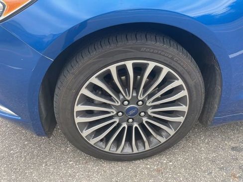 Used 2017 Ford Fusion SE w/ Fusion SE Technology Package FWD image 4
