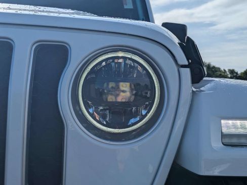 Used 2023 Jeep Wrangler Unlimited Sahara AWD/4WD image 9