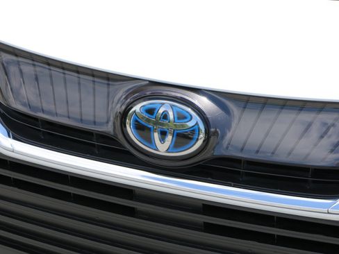 Used 2023 Toyota Venza XLE AWD/4WD image 12