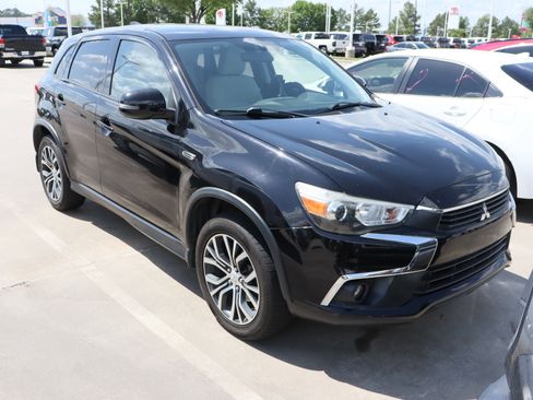 Used 2017 Mitsubishi Outlander Sport ES image 2
