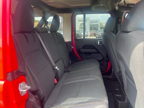 Used 2025 Jeep Wrangler Sahara image 13