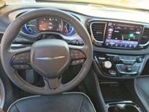 Used 2022 Chrysler Pacifica Limited w/ Uconnect Theater Family Group FWD image 16