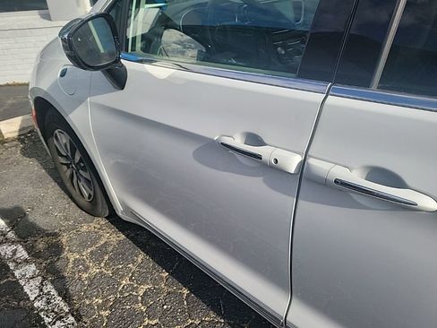 Used 2023 Chrysler Pacifica Limited image 18