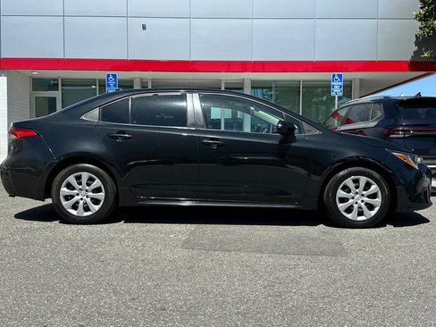 Used 2020 Toyota Corolla LE FWD image 3