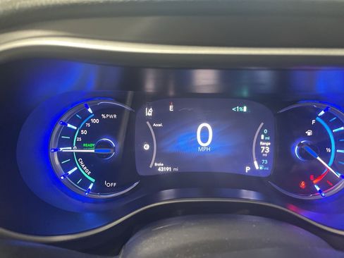 Used 2023 Chrysler Pacifica Touring-L w/ Uconnect Theater Family Group image 27