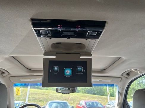 Used 2019 Chevrolet Suburban Premier AWD/4WD image 16
