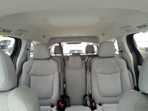 Used 2023 Toyota Sienna LE FWD image 34