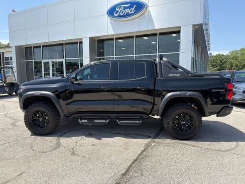 Used 2025 Chevrolet Colorado ZR2 w/ Midnight Edition AWD/4WD image 4