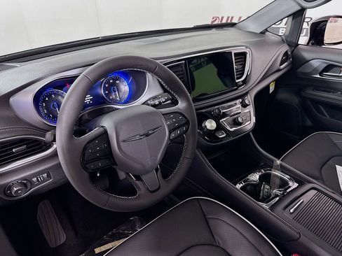 New 2026 Chrysler Pacifica Limited w/ S Appearance Package FWD image 9