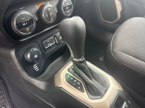 Used 2017 Jeep Renegade Latitude w/ Popular Equipment Group image 24