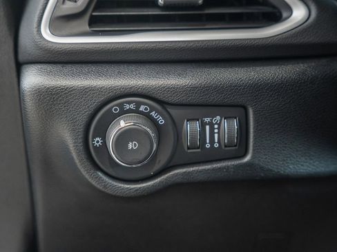 Used 2025 Chrysler Pacifica Select image 45