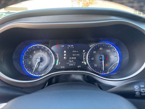 Used 2023 Chrysler Pacifica Touring-L image 24