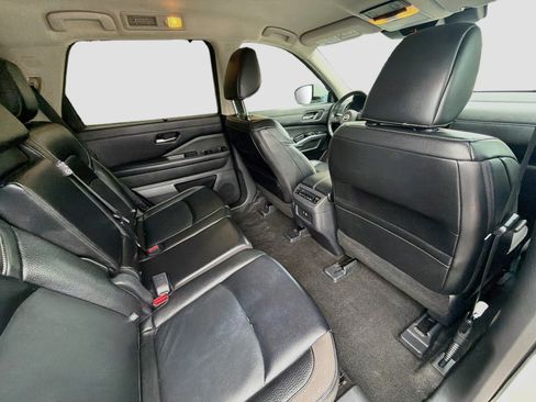 Used 2024 Nissan Pathfinder SL FWD image 30