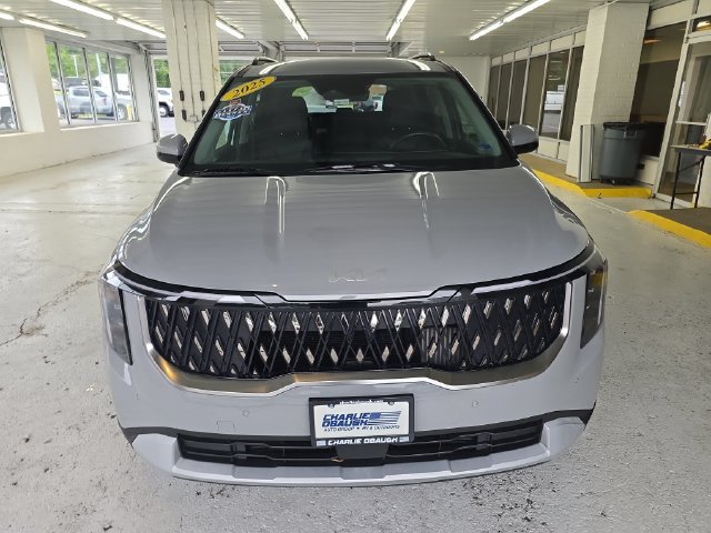 Used 2025 Kia Carnival EX FWD image 8