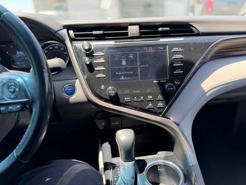Used 2020 Toyota Camry XLE w/ Preferred Accessory Package FWD image 9