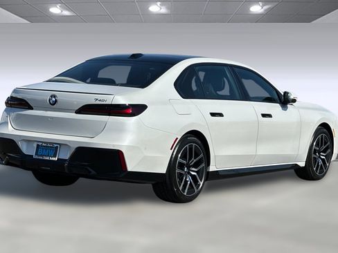 New 2025 BMW 740i image 8