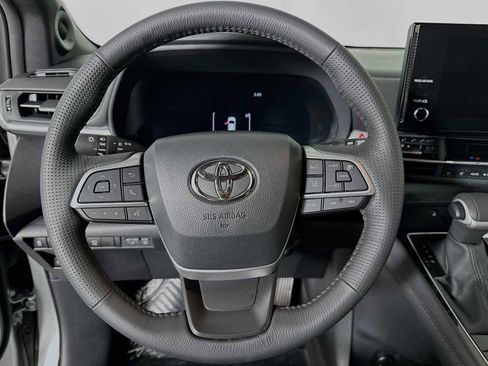 Used 2025 Toyota Sienna Platinum image 11