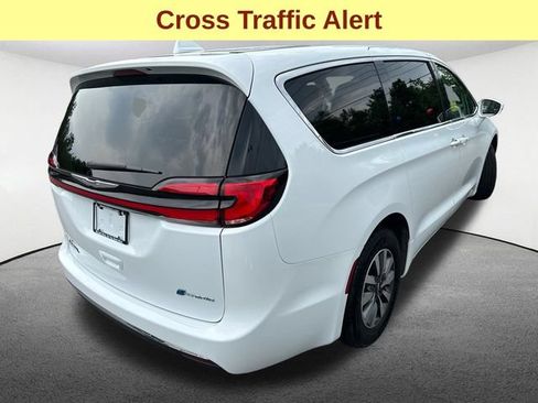 Used 2022 Chrysler Pacifica Touring-L FWD image 9