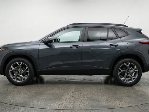 Used 2025 Chevrolet Trax LT w/ LT Convenience Package FWD image 5