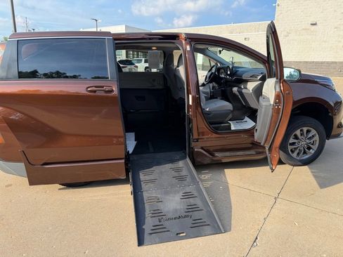Used 2022 Toyota Sienna LE FWD image 28