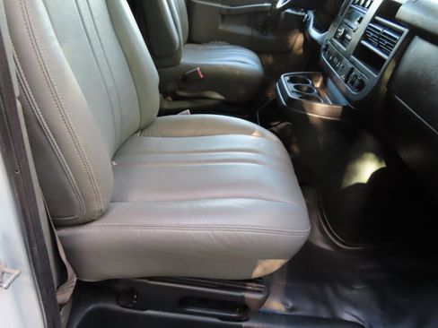 Used 2018 Chevrolet Express 3500 w/ Driver Convenience Package RWD image 21