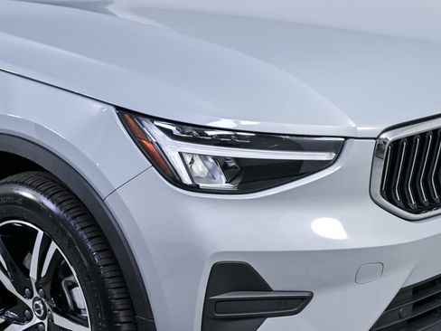 Certified 2025 Volvo XC40 B5 Core image 38