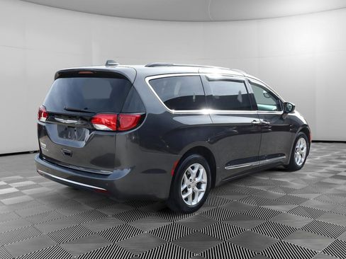Used 2017 Chrysler Pacifica Touring-L w/ Tire & Wheel Group FWD image 7