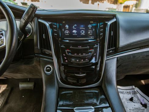 Used 2017 Cadillac Escalade Platinum AWD/4WD image 14
