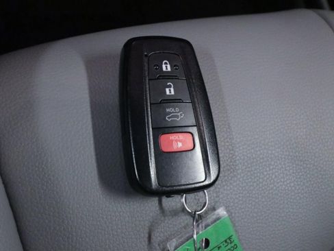 Used 2022 Toyota Highlander XLE FWD image 29