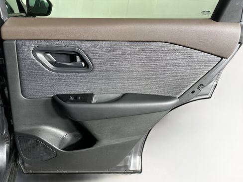 Used 2023 Nissan Rogue S image 28