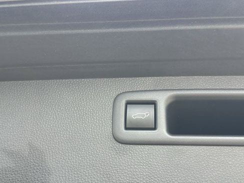 Used 2020 Toyota Highlander LE AWD/4WD image 36