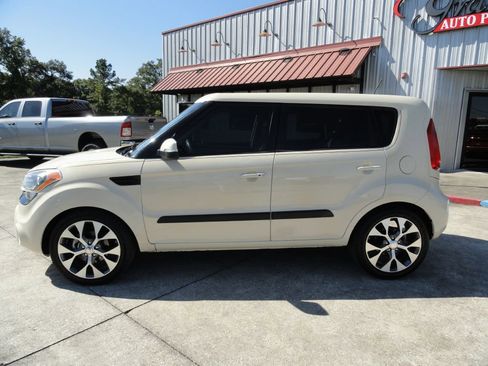 Used 2013 Kia Soul ! w/ Premium Pkg image 3