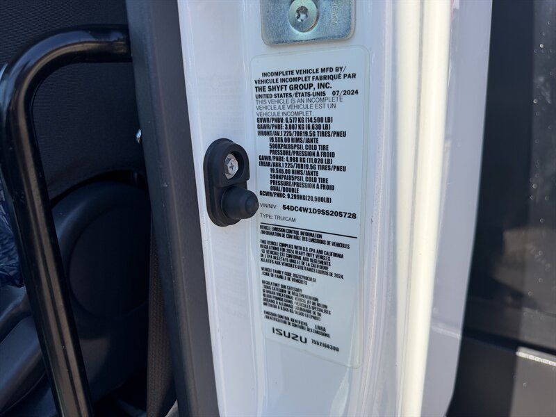 Used 2025 Isuzu NPR RWD image 19